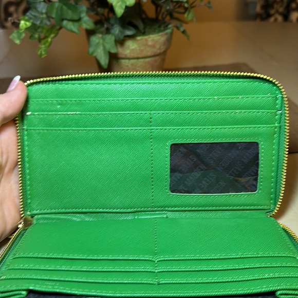 Steve Madden Grass Green Zip Around Wristlet Case Organizer - EUC - Gold Accents - Picture 6 of 12